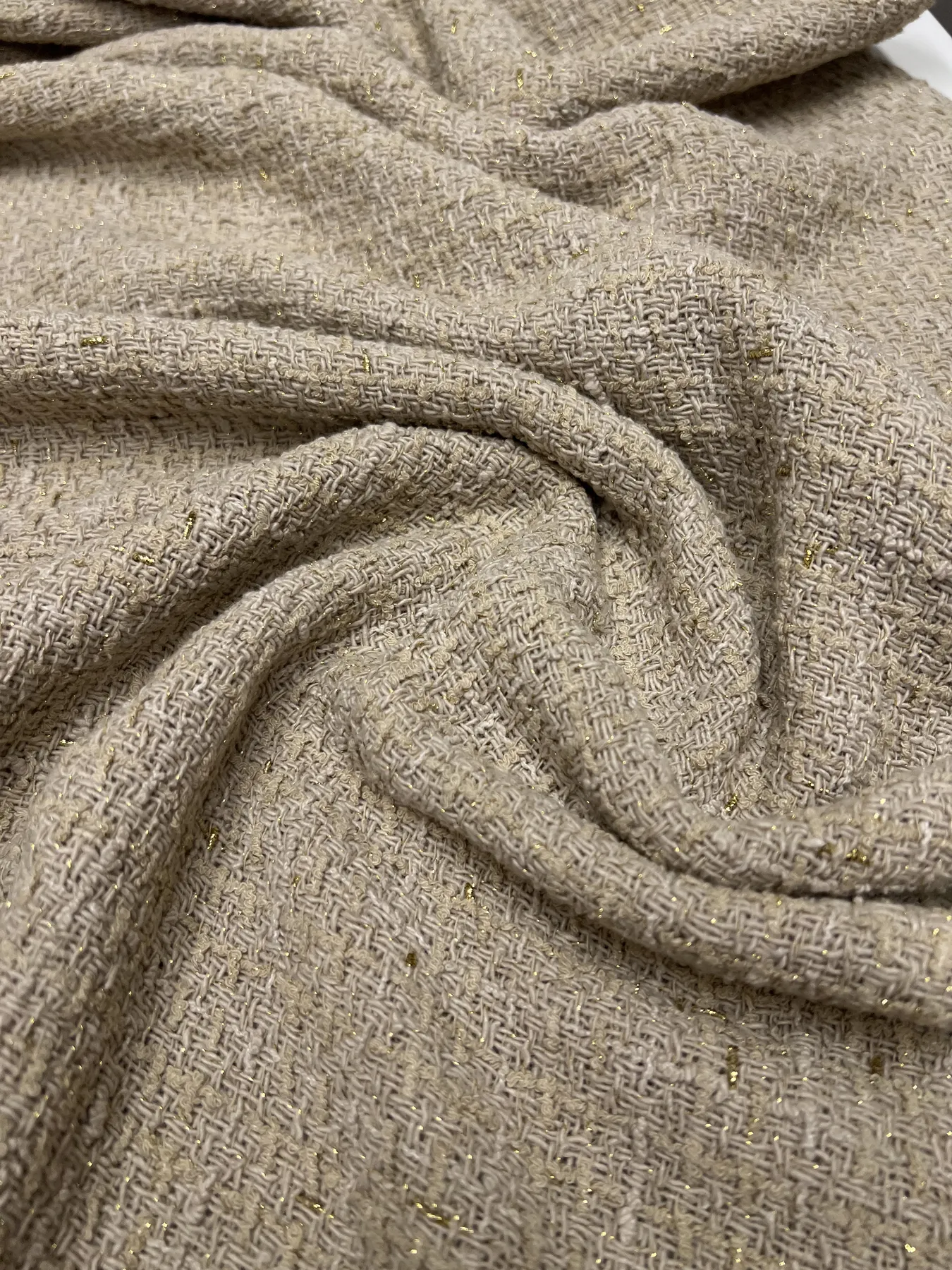 Exkluzivní béžové buklé Lady Beige se zlatým lurexem - Poezie Látek