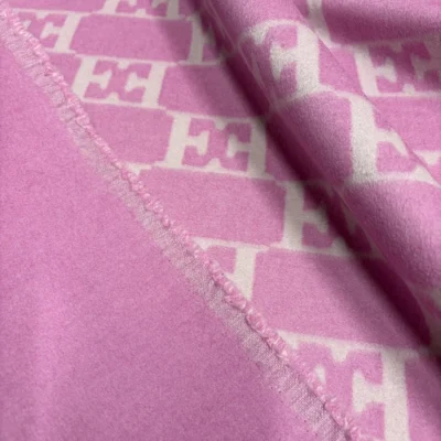 Oboustranný vlněný drap s kašmírem – růžový s monogramem