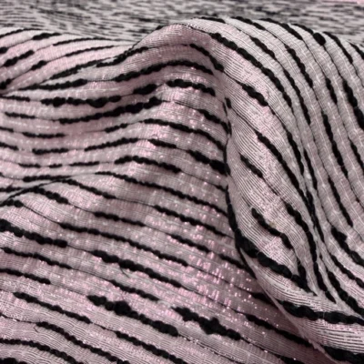 Růžový haute couture tvíd s černými nopky a metalickým efektem